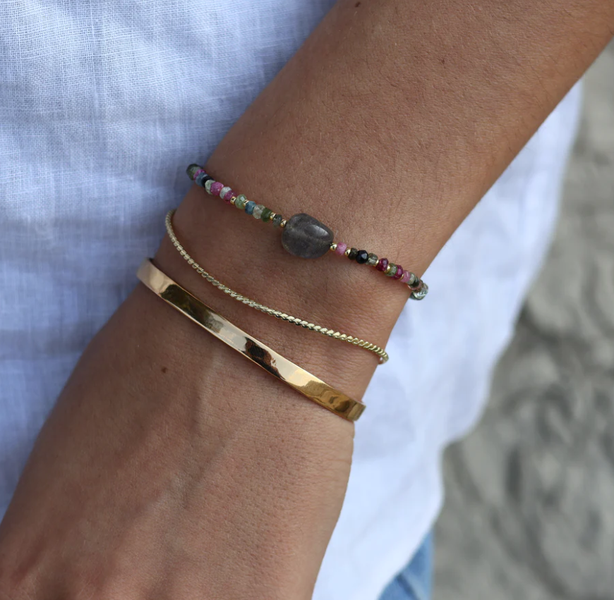 Bracelet doré tourmaline avec une pierre de labradorite