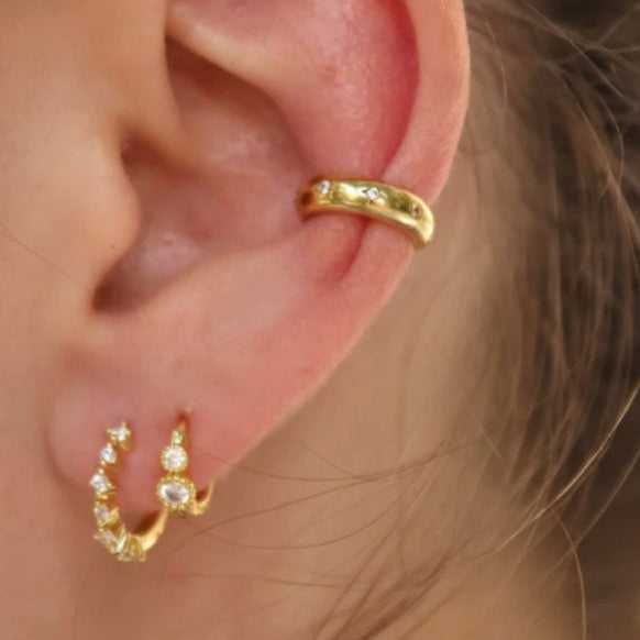 Bijou d'oreille doré et zircons (den der klipses på øret)