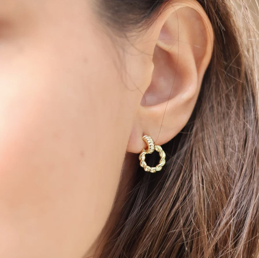 Boucles dorées torsadées anneaux