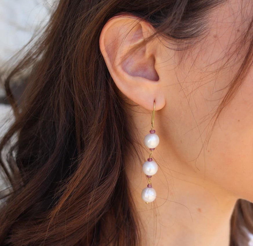 Boucles dorées trilogie de perles et tourmaline rose