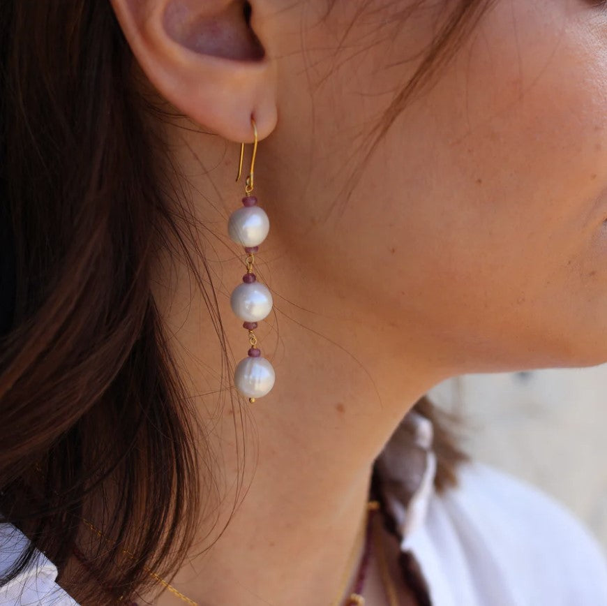 Boucles dorées trilogie de perles et tourmaline rose