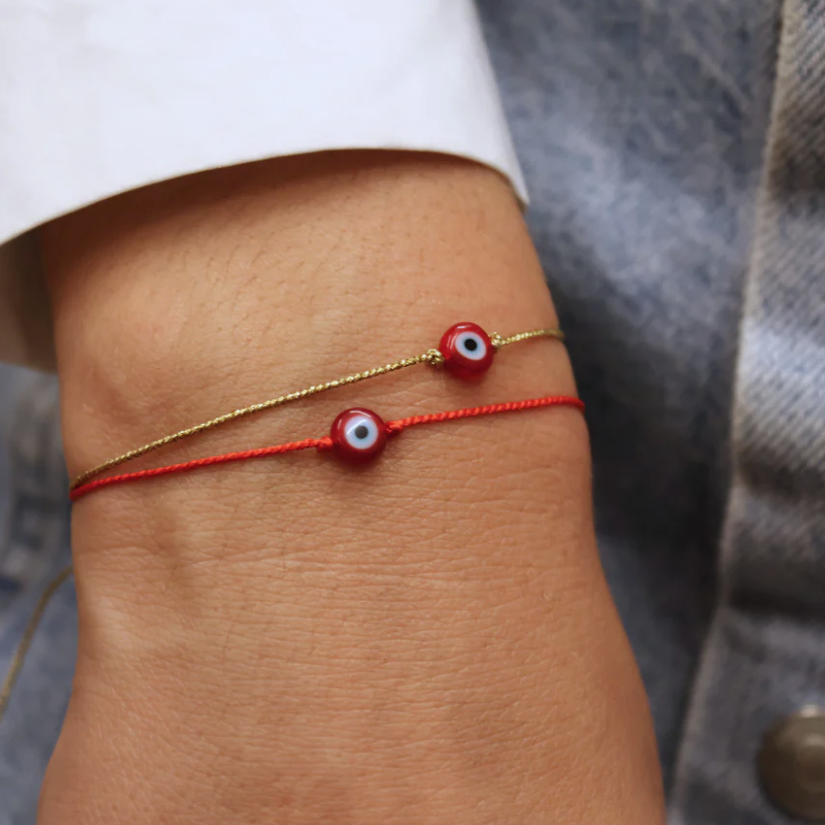 Bracelet fil fin oeil plat rouge (Rød snor)