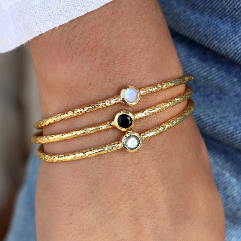 Jonc doré martelé et pierre ronde (Den med sort sten)