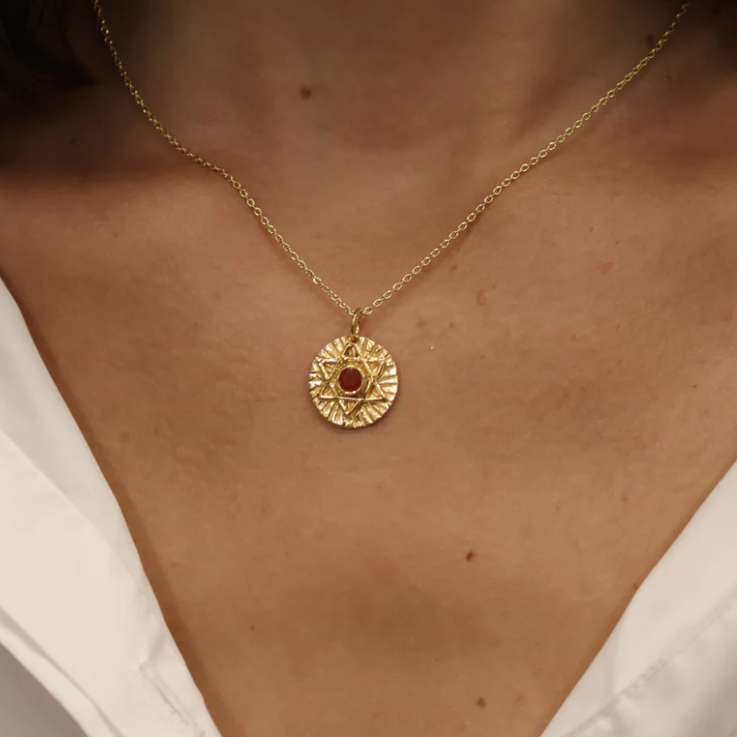 Collier doré et médaille étoile de David pierre ronde