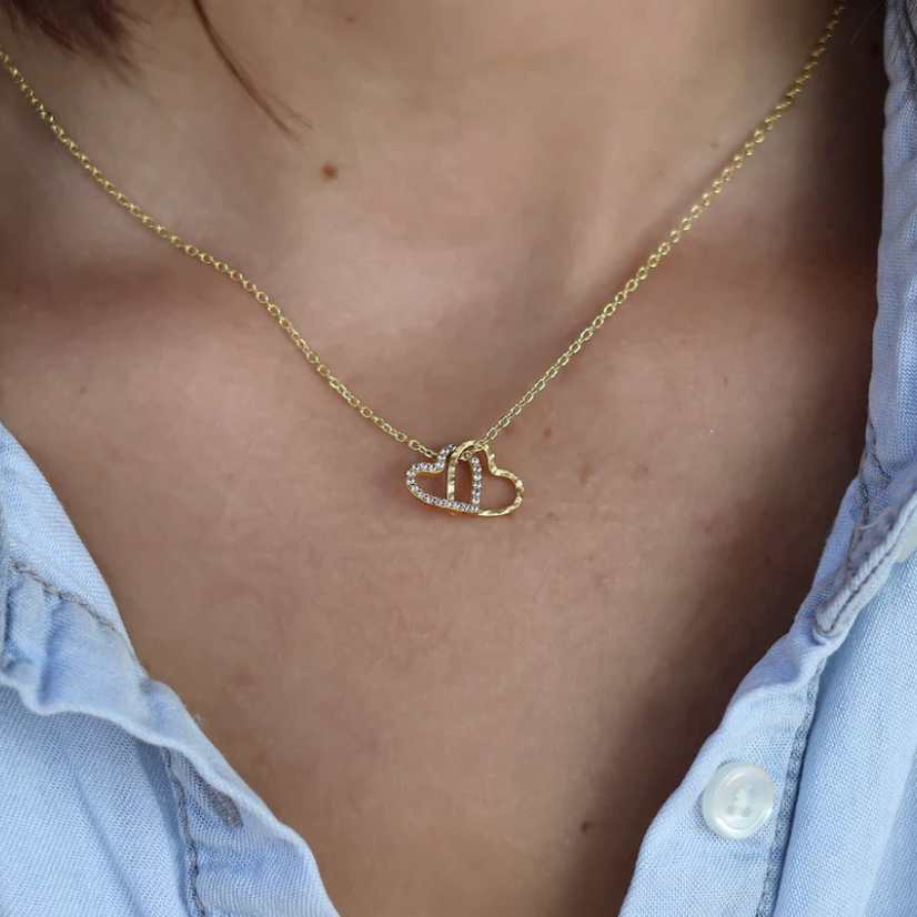 Collier doré coeurs martelés entrelacés et zircons