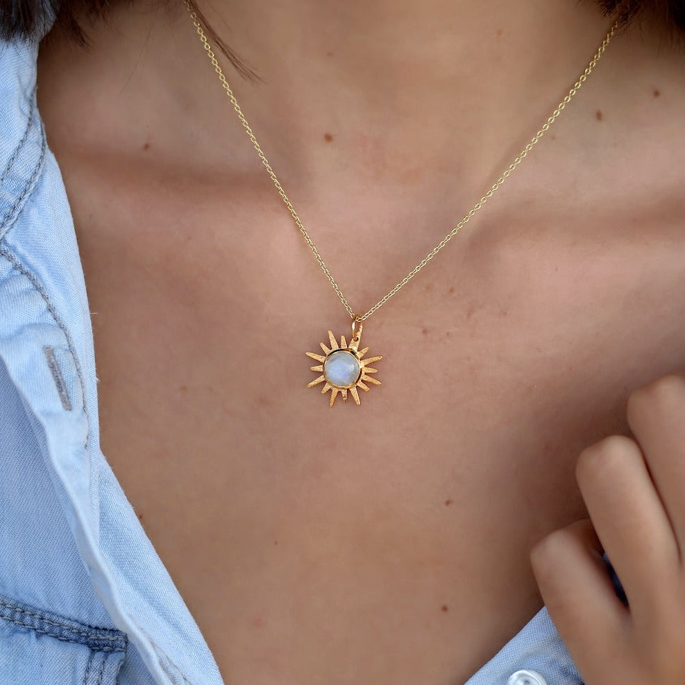 Collier doré soleil