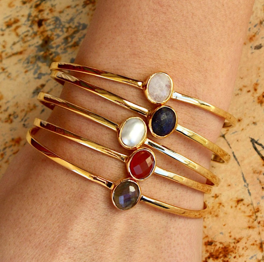 Jonc doré ouvert pierre cabochon (RØD)