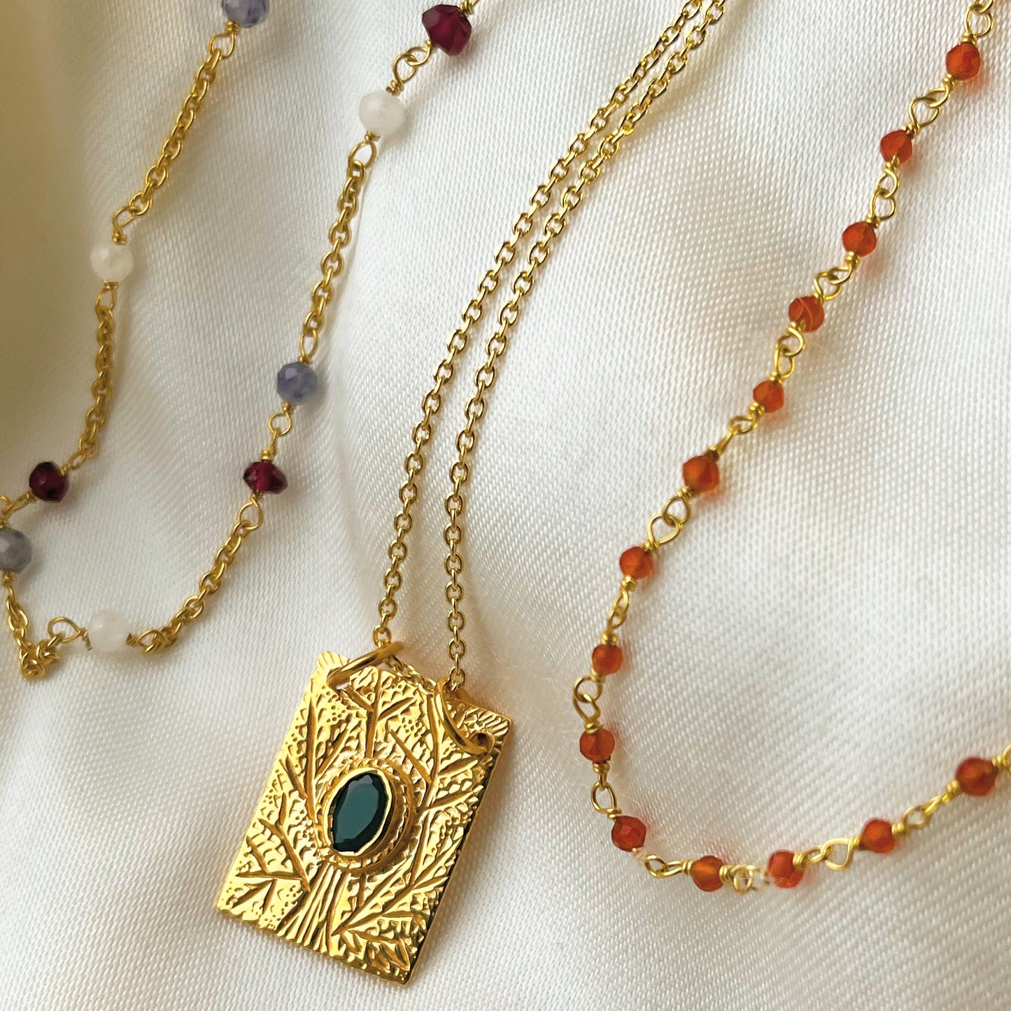 Collier doré pendentif arbre de vie et pierre