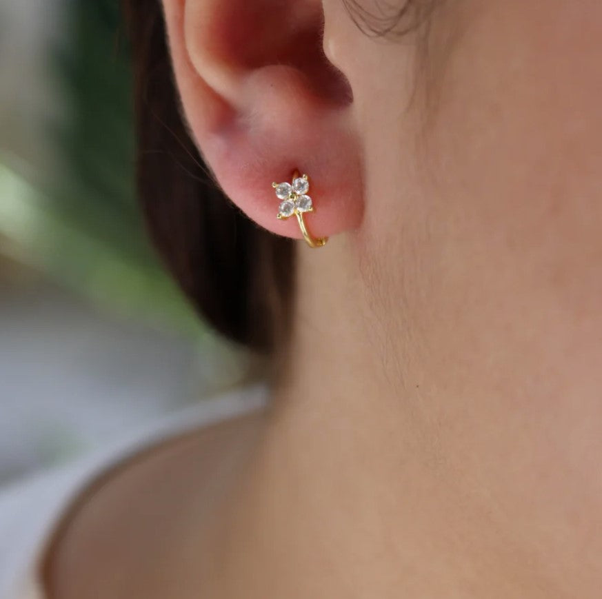Mini créole dorée fleur zircons (1 stk.)