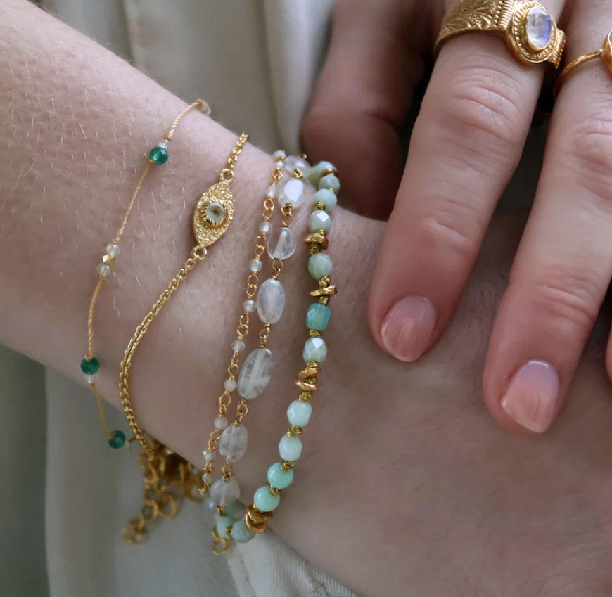 Bracelet fil petites pierres et perles dorées
